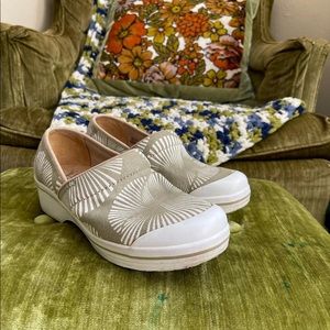 ✿ Dansko Vegan Cloggs ✿